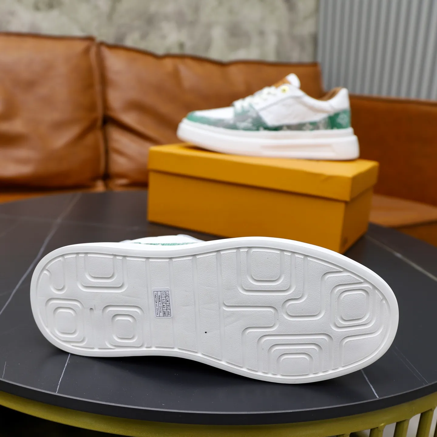 Ex-factory price: 480💰🙅‍♂️🙅‍♂️🙅‍♂️ Brand: LV Louis Vuitton Standard code: 38-44 (45 customized) Grade: Same as the official website Material: Original fabric Comfortable cowhide lining Increased lightness, wear-resistant and soft outsole Style category: Men's fashionable casual shoes Running sneakers Distinguished luxury brand elements Top luxury Color: actual picture color